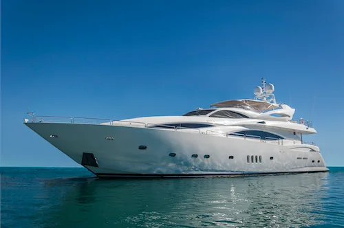 Yate navegando frente a Marbella