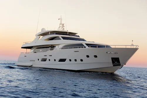 Yate navegando al atardecer en Ibiza
